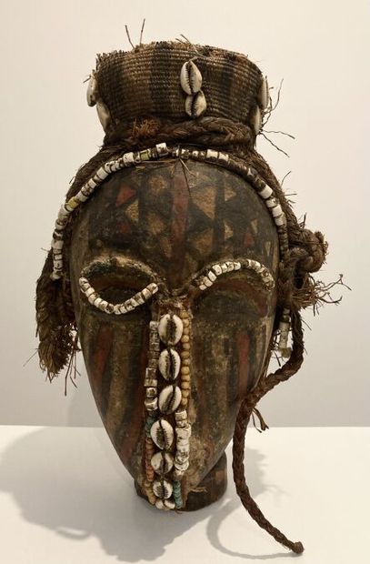 null KUBA, NGADY, AMUWAASH - ZAIRE (de type)
Masque en bois polychrome, avec coiffe...