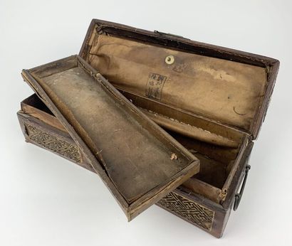 null CHINE - Fin XIXe siècle
Boîte de forme rectangulaire à couvercle bombé en bois...