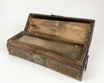 null CHINE - Fin XIXe siècle
Boîte de forme rectangulaire à couvercle bombé en bois...