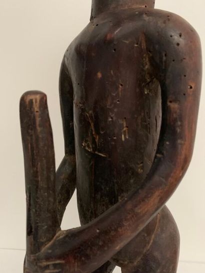 null AFRIQUE NOIRE 
Statuette d'homme barbu en bois patiné, visage fortement stylisé,...