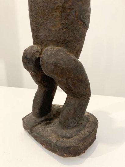 null TAM - DOGON - MALI (de type)
Statuette masculine représentée en pied bras levés,...