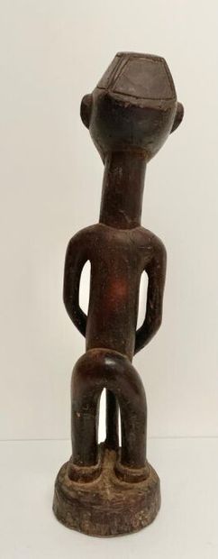 null AFRIQUE NOIRE 
Statuette d'homme barbu en bois patiné, visage fortement stylisé,...