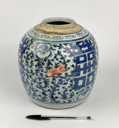 null CHINE - Début XXe siècle
Pot à gingembre en porcelaine décorée en bleu sous...