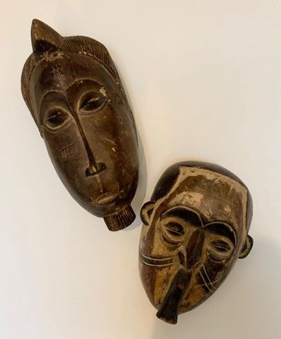 null BAOULÉ - CÔTE D'IVOIRE ET OGONI - NIGER (de type)
Deux masques à patine brun...