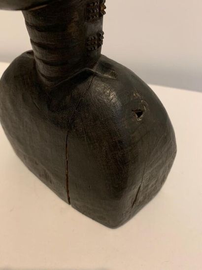 null BAOULÉ - CÔTE D'IVOIRE (de type)
Buste monobloc en bois à patine brune, nez...
