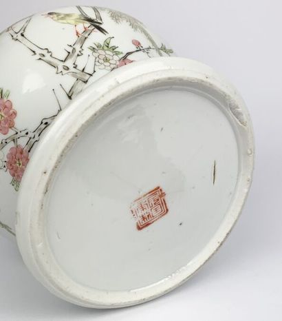 null CHINE - Epoque de la République - MINGUO (1912 - 1949)
Pot balustre en porcelaine...