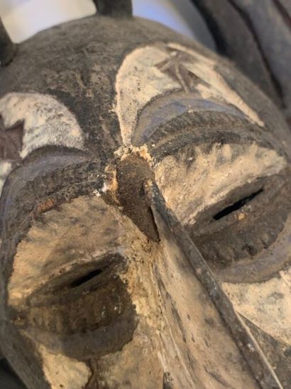 null IGBO - NIGÉRIA (de type)
Masque en bois à patine brune et polychromée avec traces...
