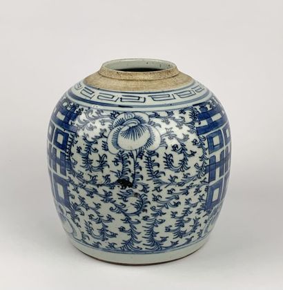 null CHINE - Début XXe siècle
Pot à gingembre en porcelaine décorée en bleu sous...