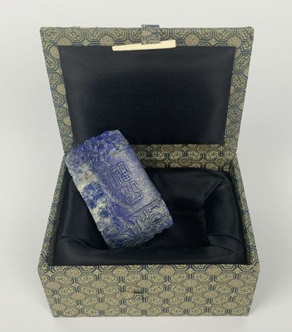 null PETITE PLAQUE BIFACE
En lapis-lazuli à décor archaïsant
Chine. Avec boîte
7,5...