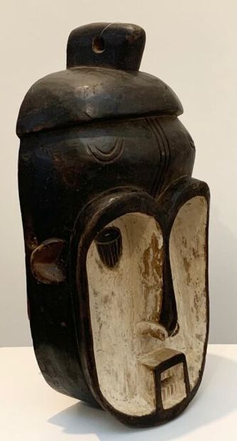 null FANG - AFRIQUE CENTRALE (de type)
Grand masque en bois à patine brune et kaolin,...