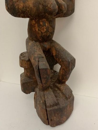 null AFRIQUE NOIRE 
Statue " Totem " en bois léger patiné et brûlé figurant une femme...