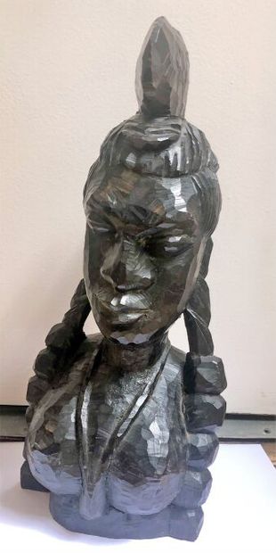 null AFRIQUE NOIRE
Buste de femme en bois noirci. Monobloc. 
XXe siècle
Haut. : 47.7...