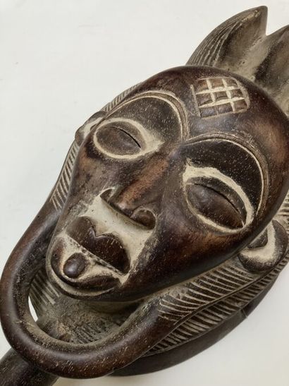 null PUNU - GABON (de type)
Masque à main en bois naturel avec traces de kaolin,...