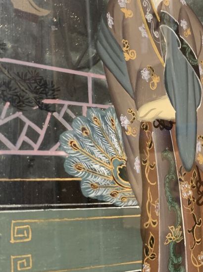 null CHINE - Vers 1900
Peinture fixée sous verre, jeune femme debout près d'une jardinière...