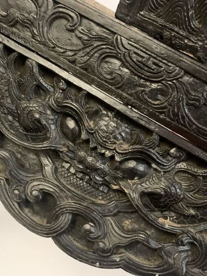 null CHINE - Vers 1900
Banquette en bois sculpté de dragons pourchassant la perle...