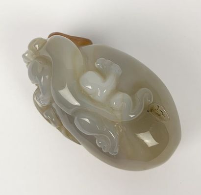 null SUJET ANIMALIER
Dragon couché sur un fruit
Agate ou jade blanc veiné de rouille
Chine
9...