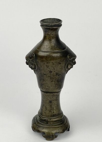 null CHINE - Dynastie MING (1368 - 1644)
Petit vase en bronze à patine brune à deux...