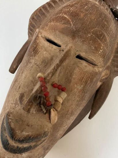 null GOURO - CÔTE D'IVOIRE (de type)
Masque en bois clair avec kaolin, nez anguleux...