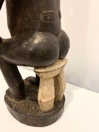 null BAOULÉ - CÔTE D'IVOIRE (de type)
Grande statue monobloc en bois à patine brune,...