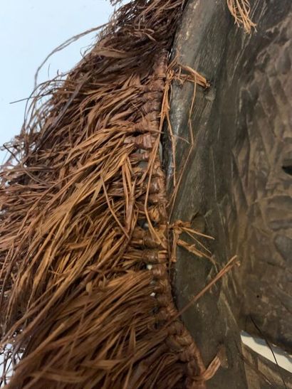 null CHOKWE - ANGOLA (de type)
Grand masque en bois à patine brune et traces de kaolin,...