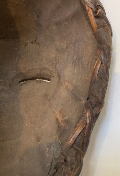 null PUNU - GABON (de type)
Masque en bois à patine brune avec traces de kaolin,...