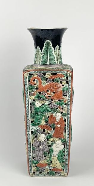 null CHINE - XXe siècle
Vase de forme carrée en porcelaine émaillée polychrome à...