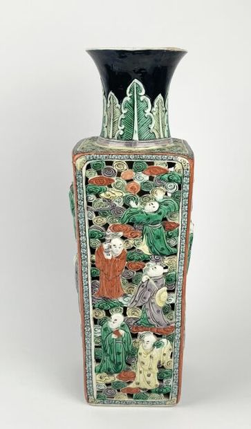 null CHINE - XXe siècle
Vase de forme carrée en porcelaine émaillée polychrome à...