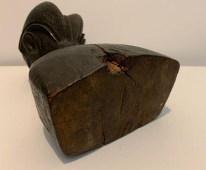 null BAOULÉ - CÔTE D'IVOIRE (de type)
Buste monobloc en bois à patine brune, nez...