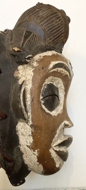 null PUNU - GABON (de type)
Masque en bois à patine brune avec traces de kaolin,...