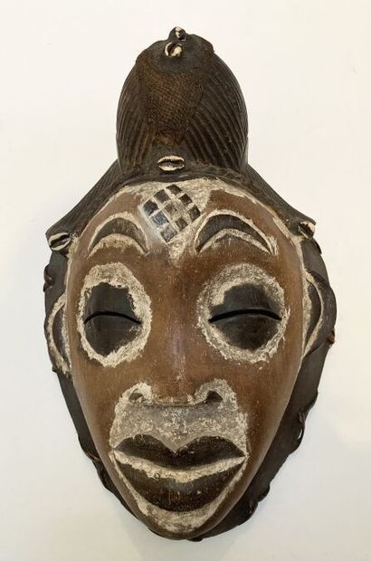 null PUNU - GABON (de type)
Masque en bois à patine brune avec traces de kaolin,...