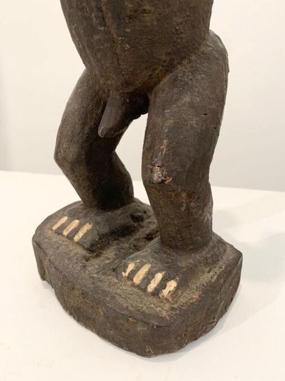 null TAM - DOGON - MALI (de type)
Statuette masculine représentée en pied bras levés,...