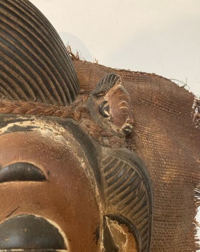 null PUNU - GABON (de type)
Masque en bois à patine brune avec traces de kaolin,...