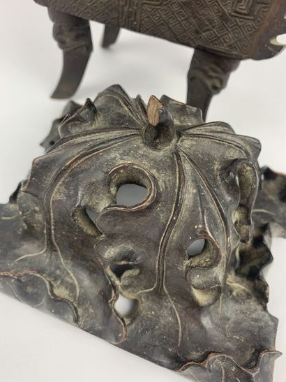 null CHINE - XIXe siècle
Brûle-parfum fangding en bronze ciselé de masques de taotie...