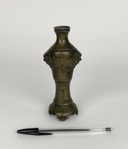 null CHINE - Dynastie MING (1368 - 1644)
Petit vase en bronze à patine brune à deux...