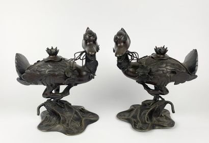CHINE - XIXe siècle
Paire de canards en bronze...