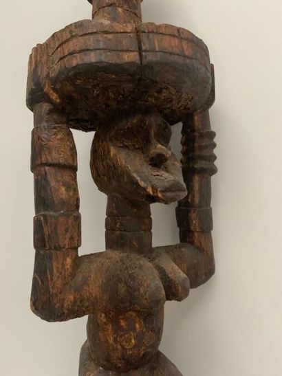 null AFRIQUE NOIRE 
Statue " Totem " en bois léger patiné et brûlé figurant une femme...