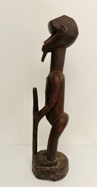 null AFRIQUE NOIRE 
Statuette d'homme barbu en bois patiné, visage fortement stylisé,...