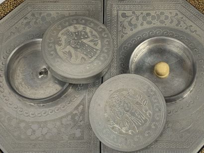 null CHINE, Canton - XIXe siècle
Boite à thé de forme rectangulaire en laque noir...