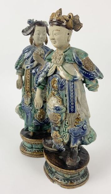 null COUPLE DE DIGNITAIRES
En grès émaillé polychrome, les têtes, avant-bras et mains...