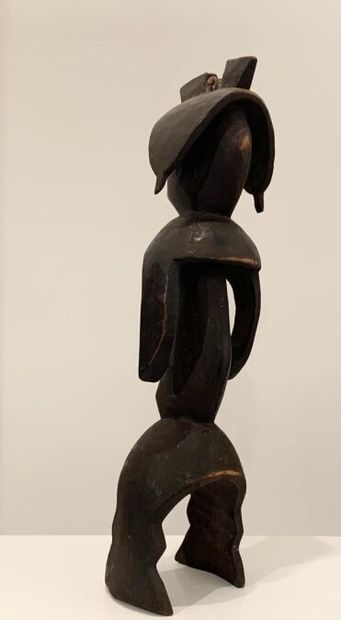 null MUMUYÉ - NIGERIA (de type)
Grande statuette stylisée de femme représentée debout,...