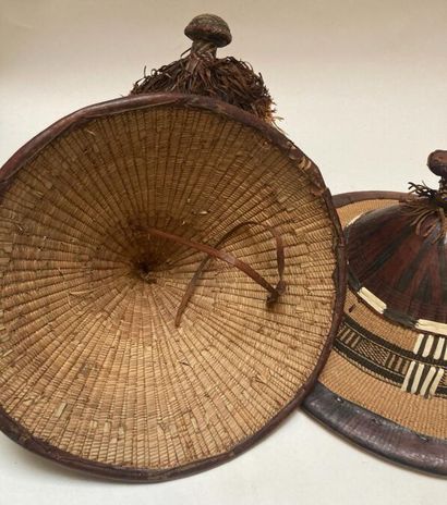 null DOGON - MALI (de type)
Ensemble de trois chapeaux en osier, cuir et fibres végétales.
Diam.:...