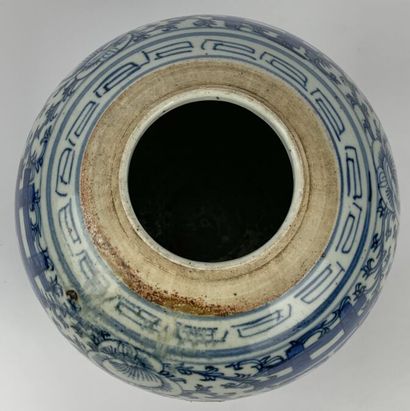 null CHINE - Début XXe siècle
Pot à gingembre en porcelaine décorée en bleu sous...