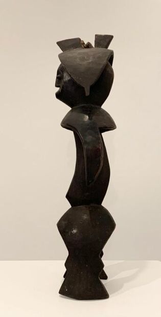 null MUMUYÉ - NIGERIA (de type)
Grande statuette stylisée de femme représentée debout,...