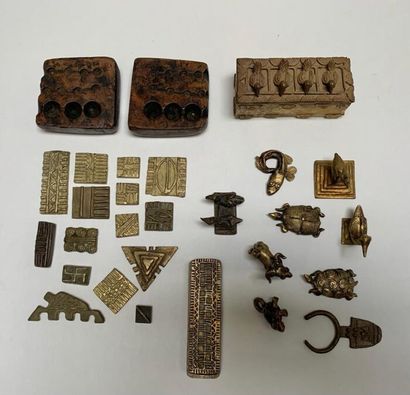 null AFRIQUE NOIRE - INSTRUMENTS DE MESURE 
Lot de 24 pesons en métal et alliage...