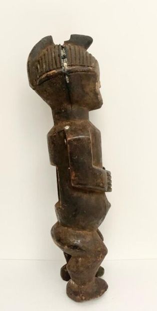 null AFRIQUE NOIRE 
Statuette monobloc en bois patiné avec traces de kaolin représentant...