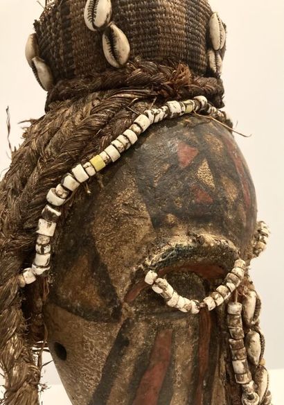 null KUBA, NGADY, AMUWAASH - ZAIRE (de type)
Masque en bois polychrome, avec coiffe...