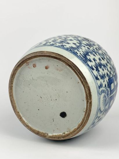 null CHINE - Début XXe siècle
Pot à gingembre en porcelaine décorée en bleu sous...