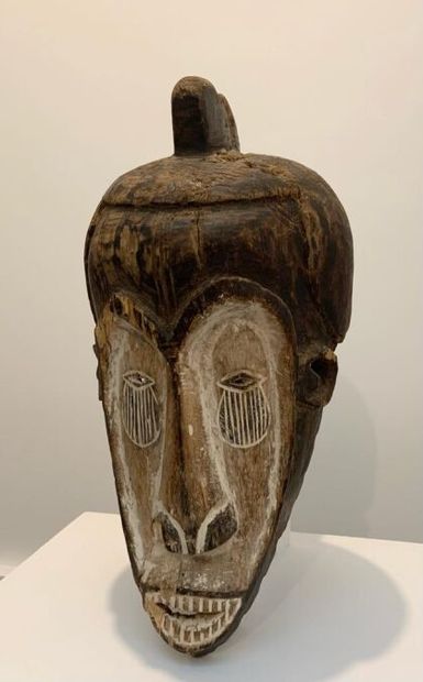 null FANG - AFRIQUE CENTRALE (de type)
Grand masque-casque en bois patiné et kaolin,...