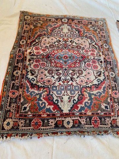 null Lot de 2 tapis :
TAPIS CARRE BIDJAR (chaîne et trame en coton, velours en laine)
Nord-ouest...