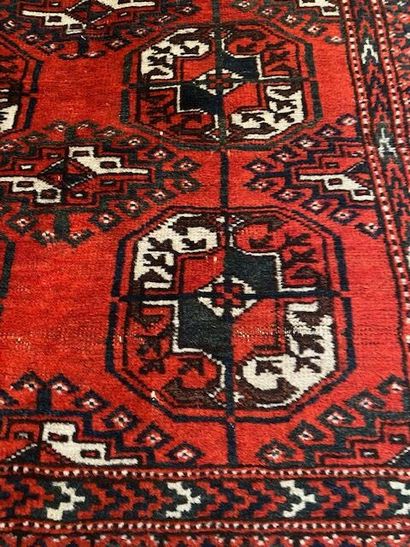 null Lot de 2 tapis :
TAPIS BOUKHARA (chaîne, trame et velours en laine)
Turkestan...